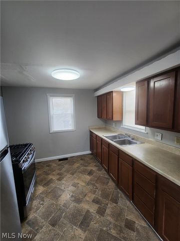 845 Willard Avenue SE, Warren, OH 44484