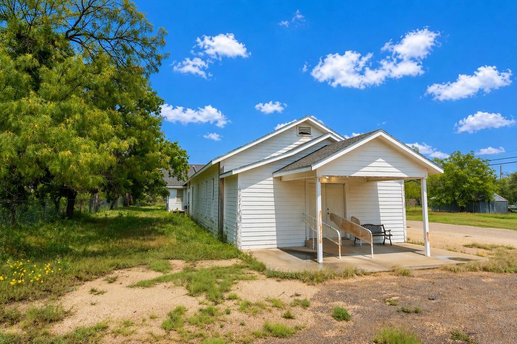 Image 14 of property listing at 11700 Fort Worth Street, Carlsbad, TX 76934