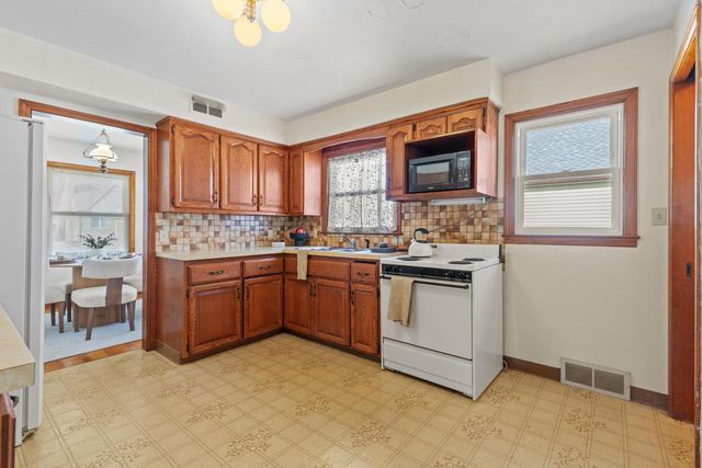 7525 6th AVENUE, Kenosha, WI 53143