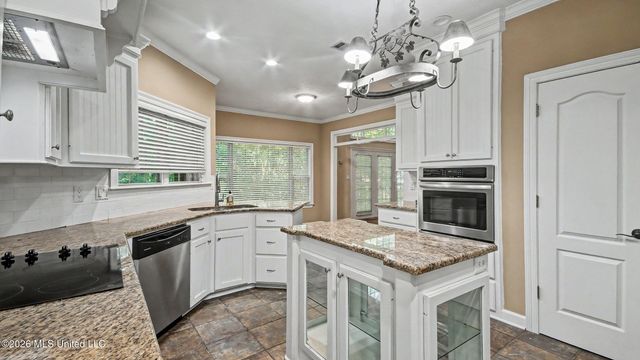 664 Spring Lake Drive, Pearl, MS 39208