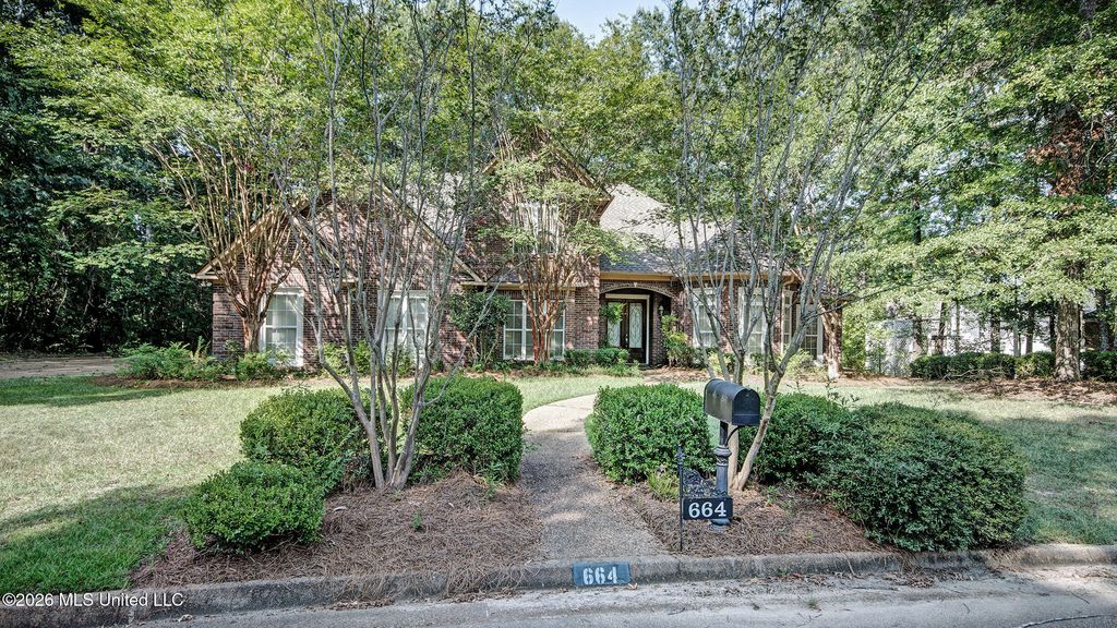 664 Spring Lake Drive, Pearl, MS 39208