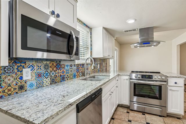 7005 Green Ridge Trail, North Richland Hills, TX 76182