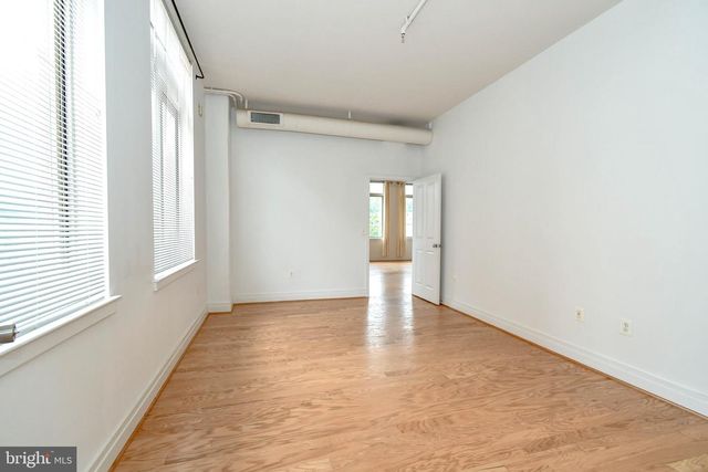 4490 MARKET COMMONS DR #302, Fairfax, VA 22033