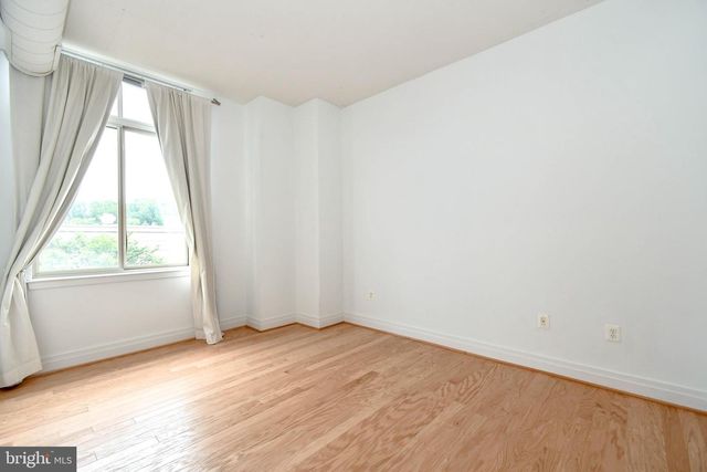 4490 MARKET COMMONS DR #302, Fairfax, VA 22033