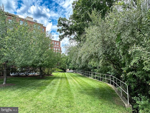 4490 MARKET COMMONS DR #302, Fairfax, VA 22033