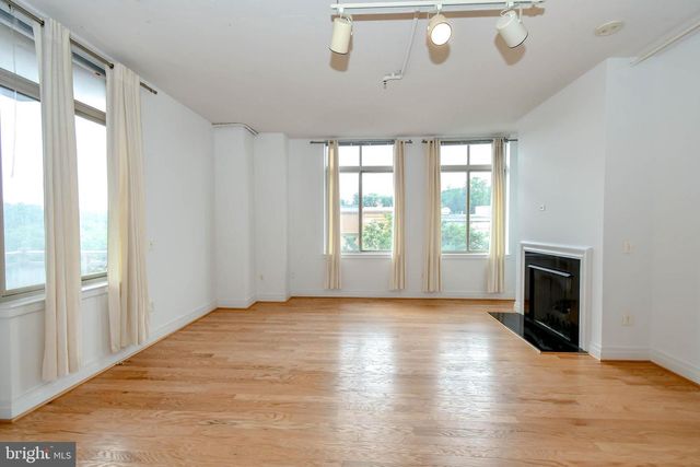 4490 MARKET COMMONS DR #302, Fairfax, VA 22033