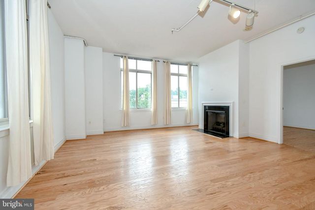 4490 MARKET COMMONS DR #302, Fairfax, VA 22033