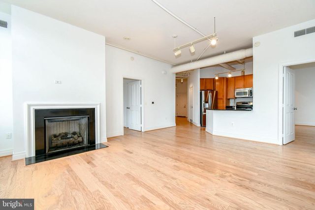 4490 MARKET COMMONS DR #302, Fairfax, VA 22033