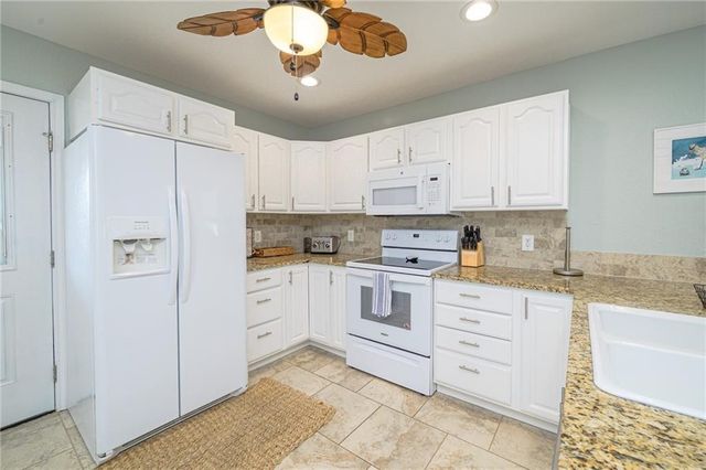 102 Ball St, Rockport, TX 78382