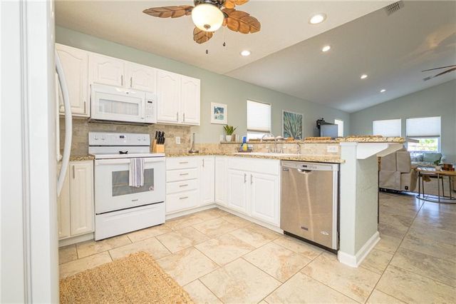102 Ball St, Rockport, TX 78382