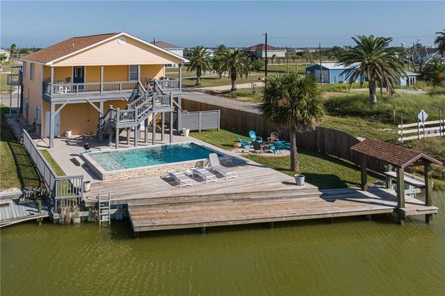 102 Ball St, Rockport, TX 78382