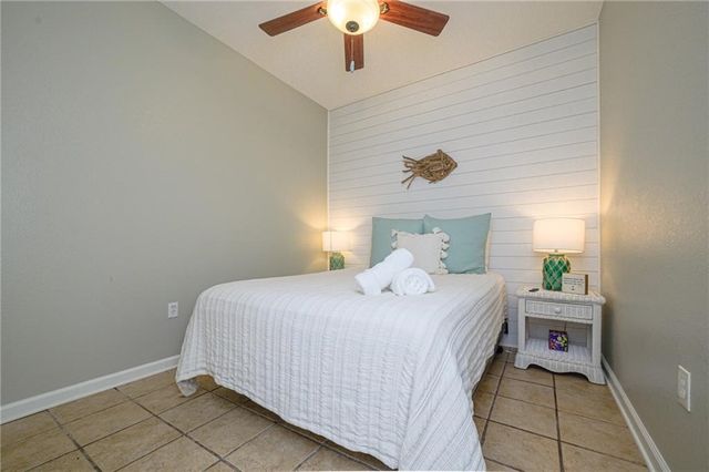 102 Ball St, Rockport, TX 78382