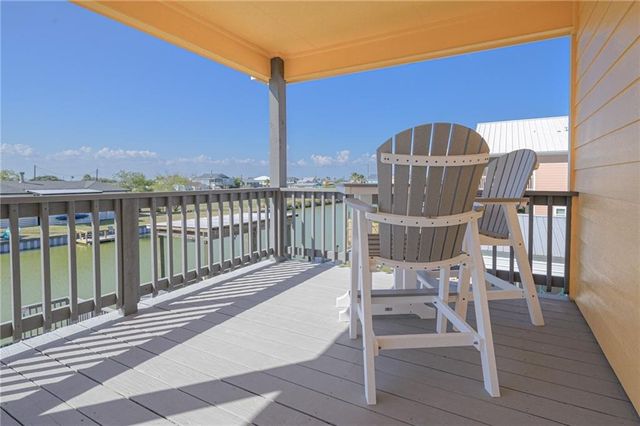 102 Ball St, Rockport, TX 78382