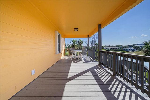 102 Ball St, Rockport, TX 78382
