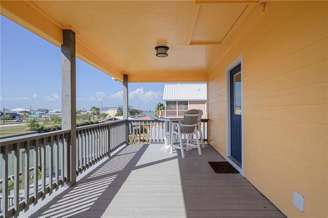 102 Ball St, Rockport, TX 78382