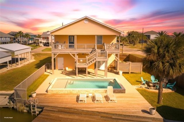 102 Ball St, Rockport, TX 78382