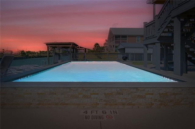 102 Ball St, Rockport, TX 78382