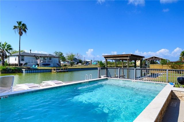 102 Ball St, Rockport, TX 78382