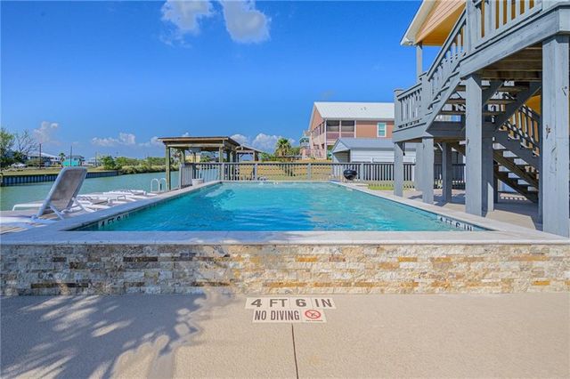 102 Ball St, Rockport, TX 78382