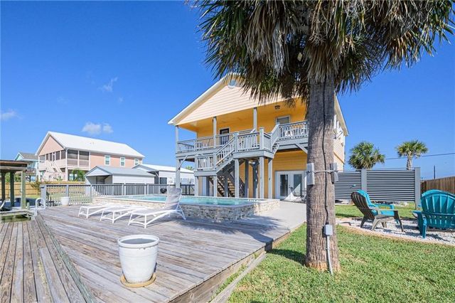 102 Ball St, Rockport, TX 78382