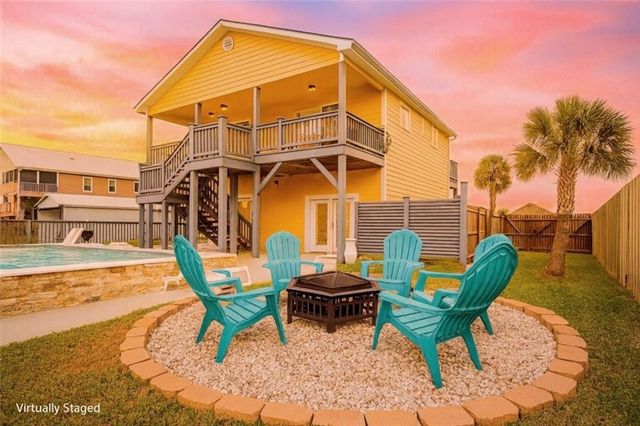 102 Ball St, Rockport, TX 78382
