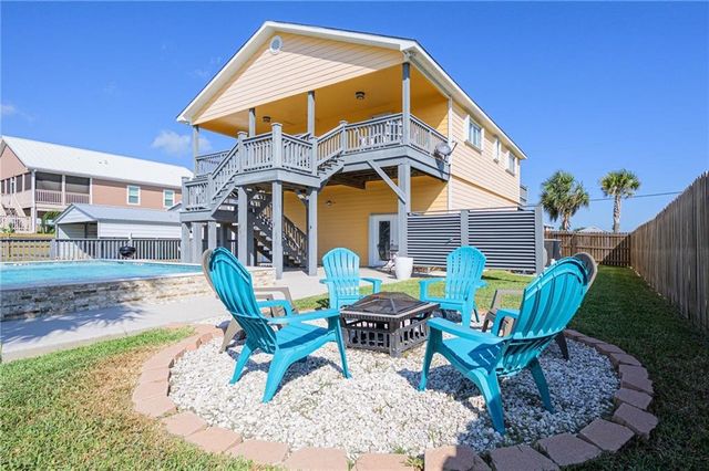 102 Ball St, Rockport, TX 78382