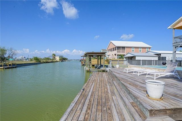 102 Ball St, Rockport, TX 78382