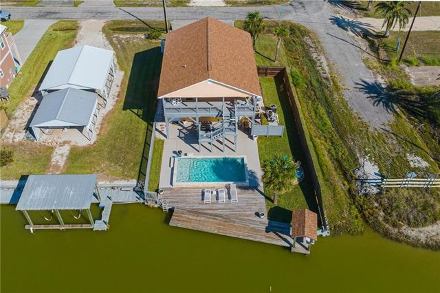 102 Ball St, Rockport, TX 78382
