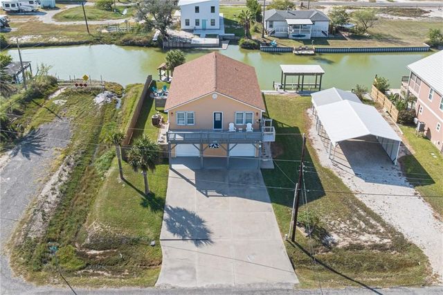 102 Ball St, Rockport, TX 78382