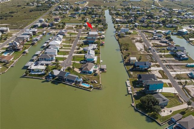 102 Ball St, Rockport, TX 78382