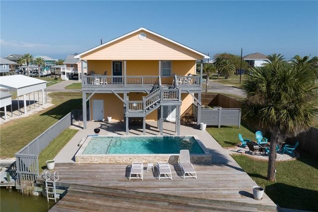 102 Ball St, Rockport, TX 78382