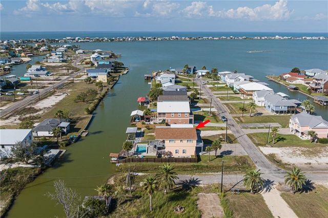 102 Ball St, Rockport, TX 78382