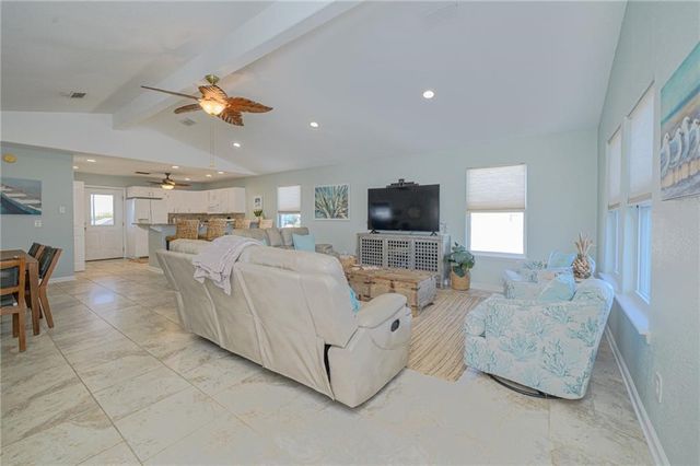 102 Ball St, Rockport, TX 78382