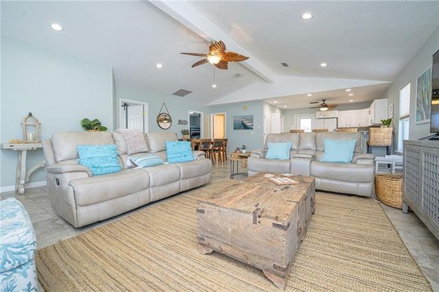 102 Ball St, Rockport, TX 78382