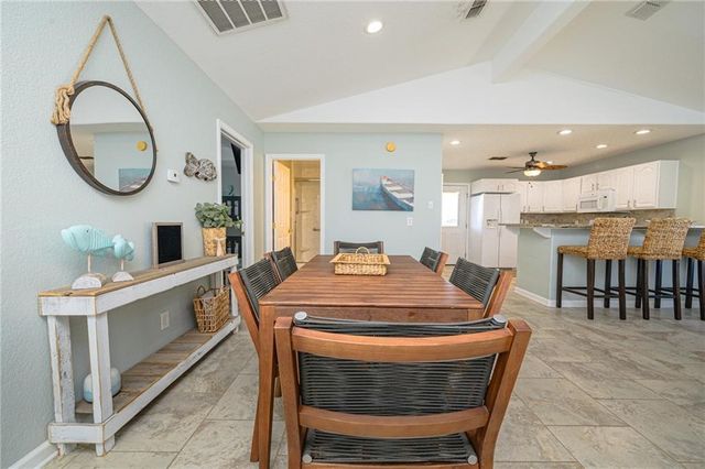 102 Ball St, Rockport, TX 78382