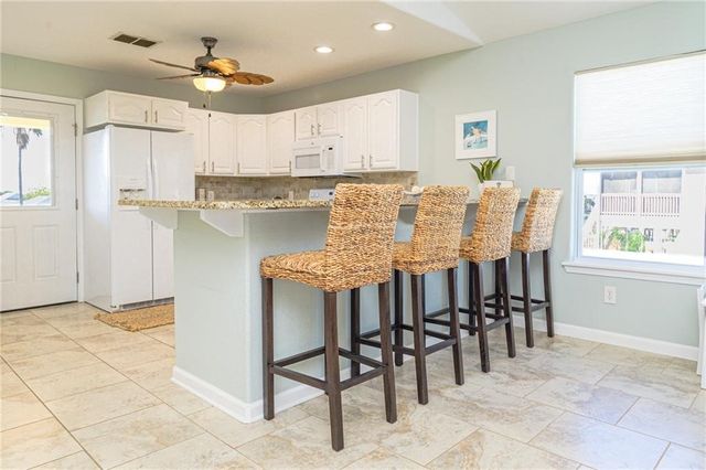 102 Ball St, Rockport, TX 78382