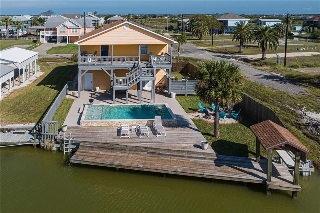 102 Ball St, Rockport, TX 78382