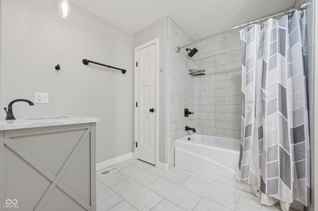8302 W Ashford Lane, Muncie, IN 47304