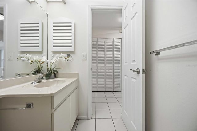 266 OAK HILL DRIVE 34, Sarasota, FL 34232