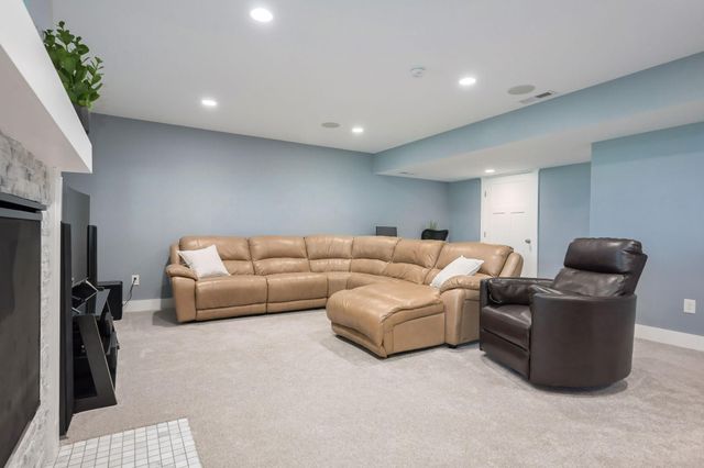 5420 Southridge Circle, Woodbury, MN 55129