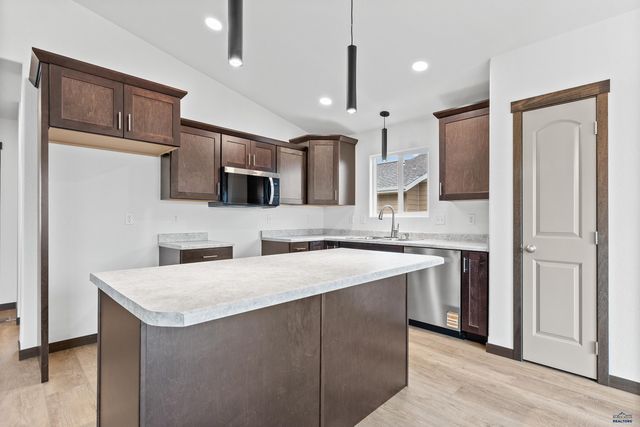 600 BULL RUN DR, Box Elder, SD 57719
