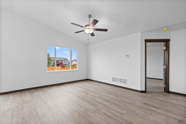 600 BULL RUN DR, Box Elder, SD 57719