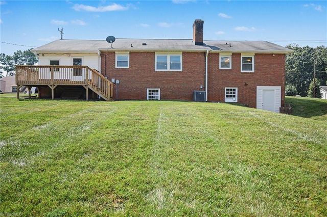 6025 Skylark Road, Pfafftown, NC 27040