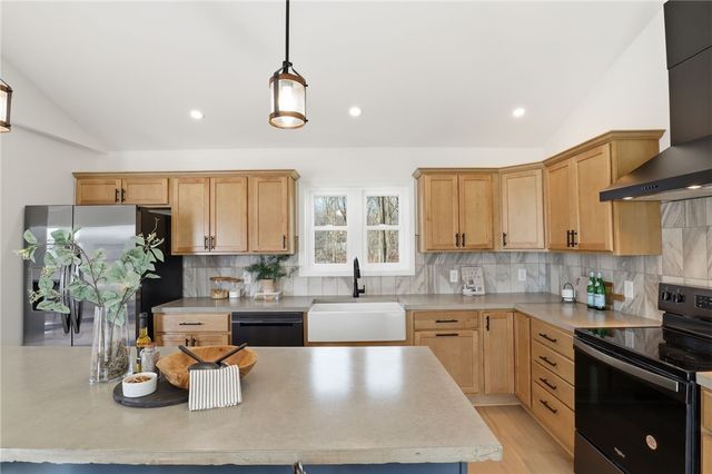 1241 County Road 8, Farmington, NY 14425