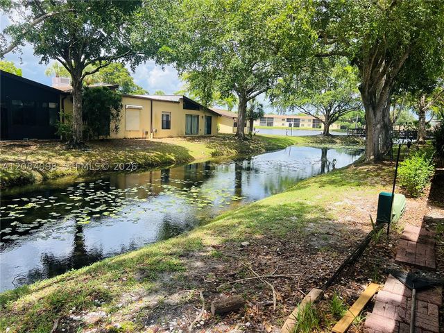 332 Briarwood Cir 2-19, Hollywood, FL 33024