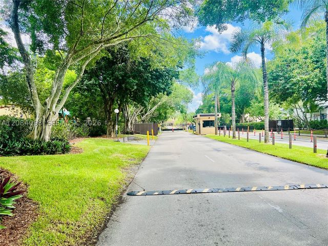 332 Briarwood Cir 2-19, Hollywood, FL 33024