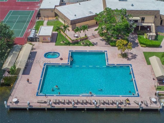 332 Briarwood Cir 2-19, Hollywood, FL 33024