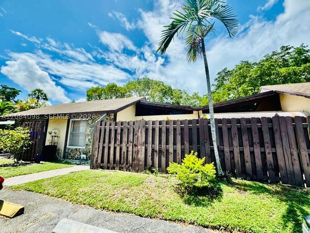 332 Briarwood Cir 2-19, Hollywood, FL 33024