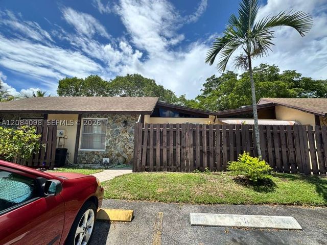 332 Briarwood Cir 2-19, Hollywood, FL 33024