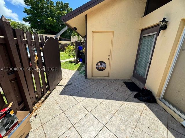 332 Briarwood Cir 2-19, Hollywood, FL 33024